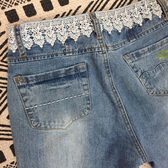 80’s Vibe 10.5” Rise Cropped Lace Trimmed Jeans - Picture 5 of 7